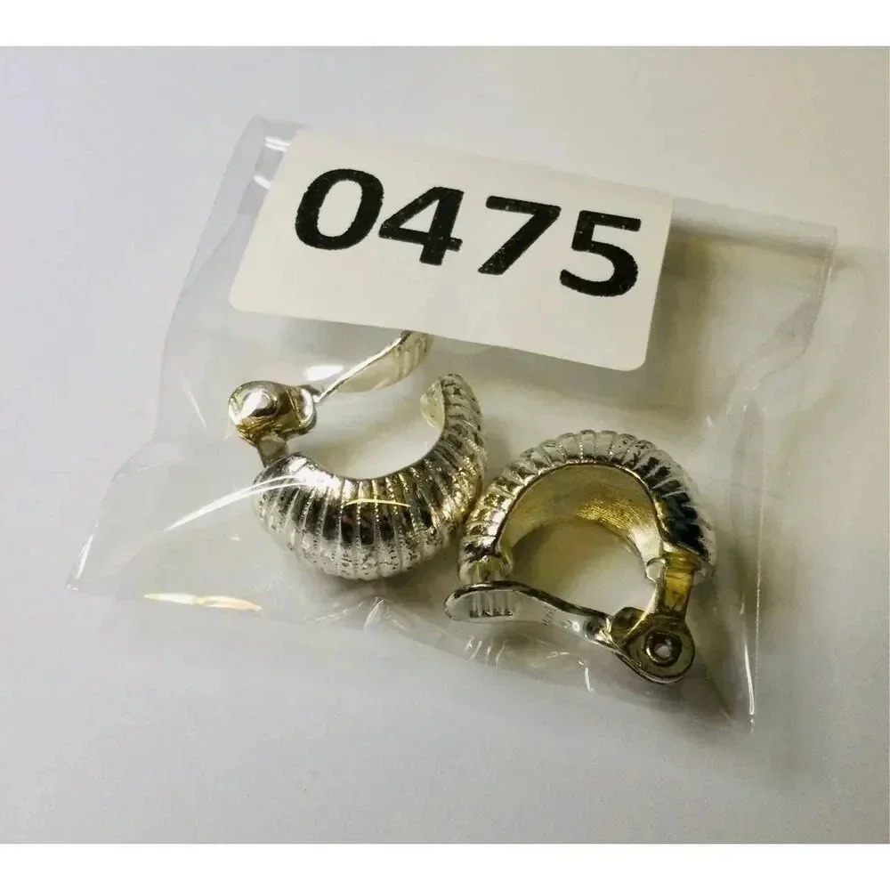 Vintage Womens Silver-Tone Ribbed Magnetic Curved Clip Earrings Fashion Jewelry - Picture 6 of 7